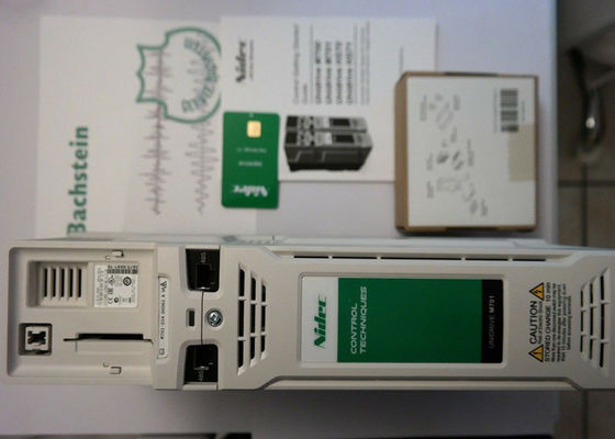 조종 기술 니데시 유니드라이브 M700 시리즈 M701-03400062A 2.2/3.0 kW 산업적 AC 인버터