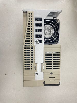 야사카와 SGDA-04AS   AC 서보 모터는 0.53 HP 200 Ｖ 전원 공급기를 운전합니다