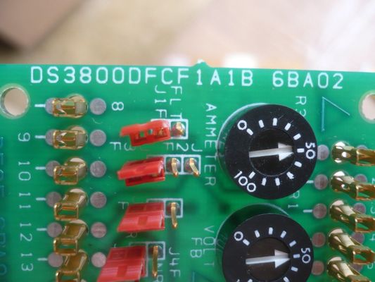 GE 사격 회로 보드 DS3800DFCF는 17 개의 단일 핀 커넥터와 전류를 조정하는 3 개의 전력 측정기를 갖추고 있습니다