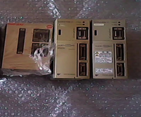 야스카와 세르보 드라이브 SGDP-01APAY108 200-230V 5.5A 0.4KW 50/60HZ NEW